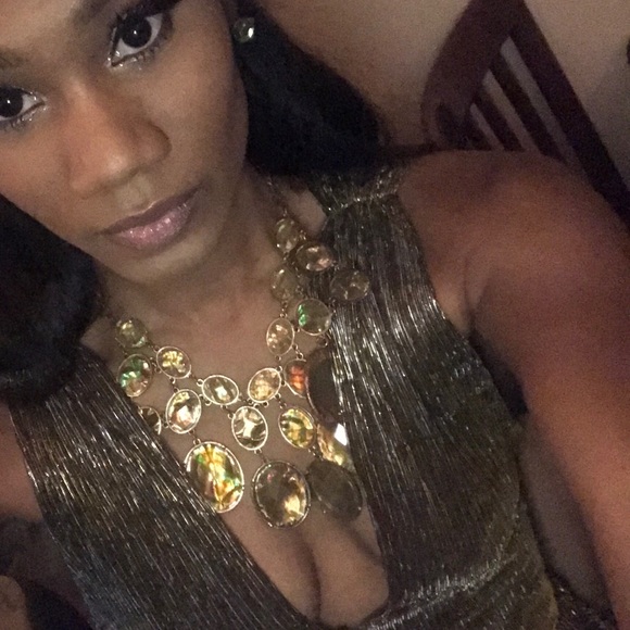 Meet your Posher, Jackie Bleu - Picture 3 of 8